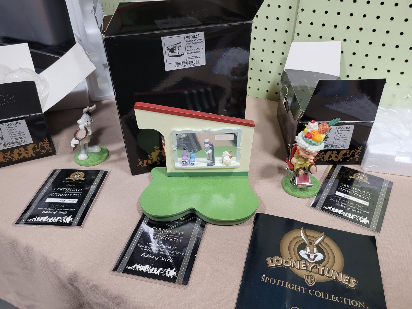 Looney Tunes- Goebel-Spotlight Collection-Barbershop-Limited Edition of 10,098: Looney Tunes- Goebel-Spotlight Collection-Barbershop-Limited Edition of 10,098- Bugs Bunny-Hare Do- Elmer Fud- Bad Hare Day-Handcrafted in Malaysia