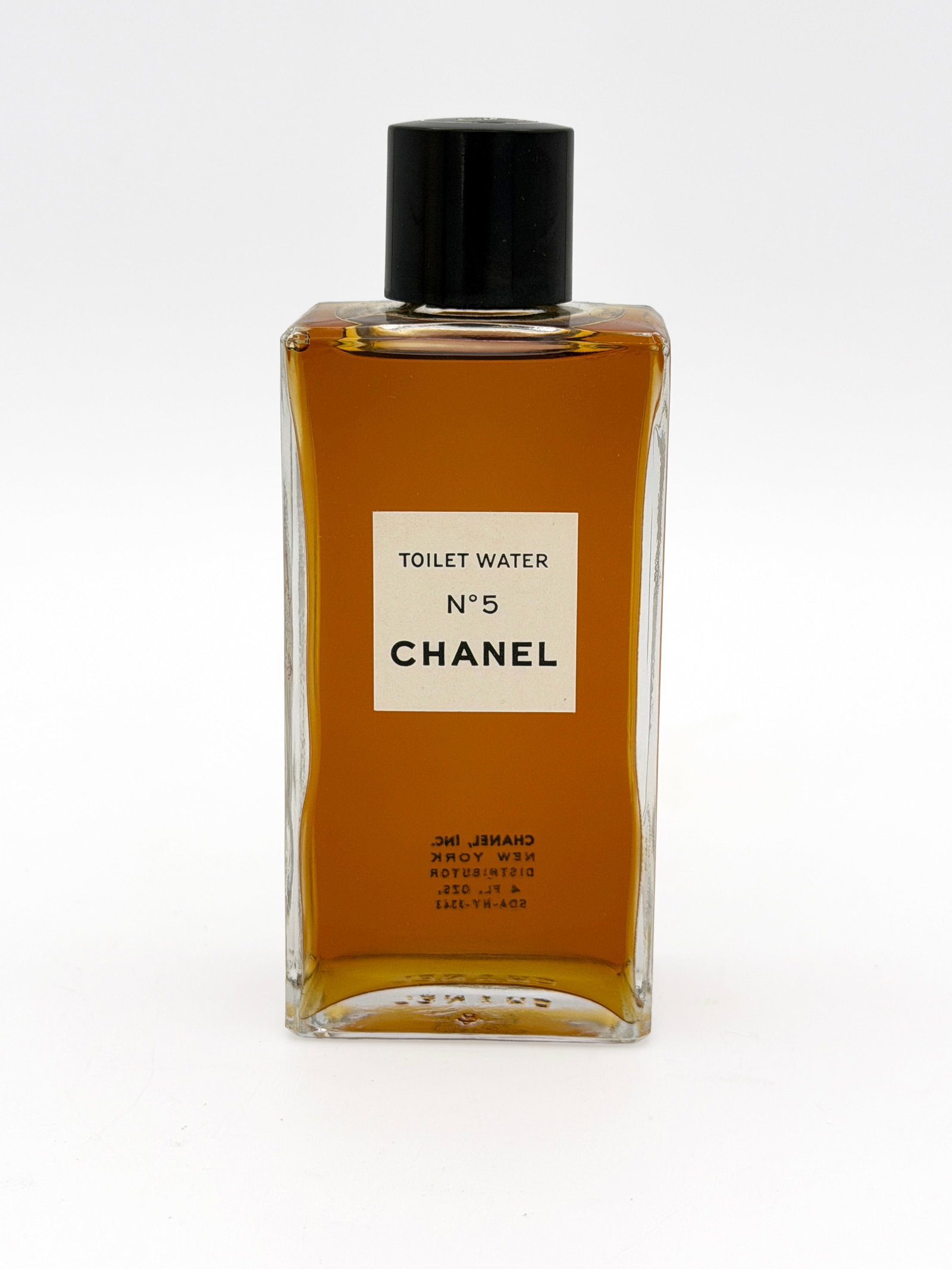 Vintage Chanel No5 4oz Unused perfume 1950's: RARE Vintage Unused 1950's Chanel No 5 Toilet Water 4oz. New York distributon, branding is in English which was common for that time period. Bottom of GLASS bottle is marked CHANEL back of bottle says