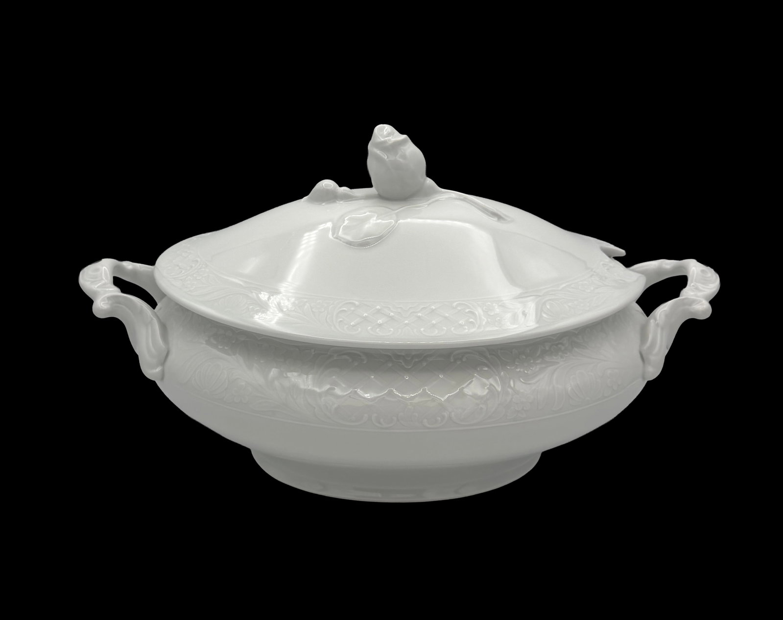 Oscar de la Renta White Oval Tureen: Oscar de la Renta Fine China porcelain covered tureen in the discontinued Old Dresden pattern, produced circa 1990–1999. Decorated with a floral rose motif and fitted lid. Measures approximately