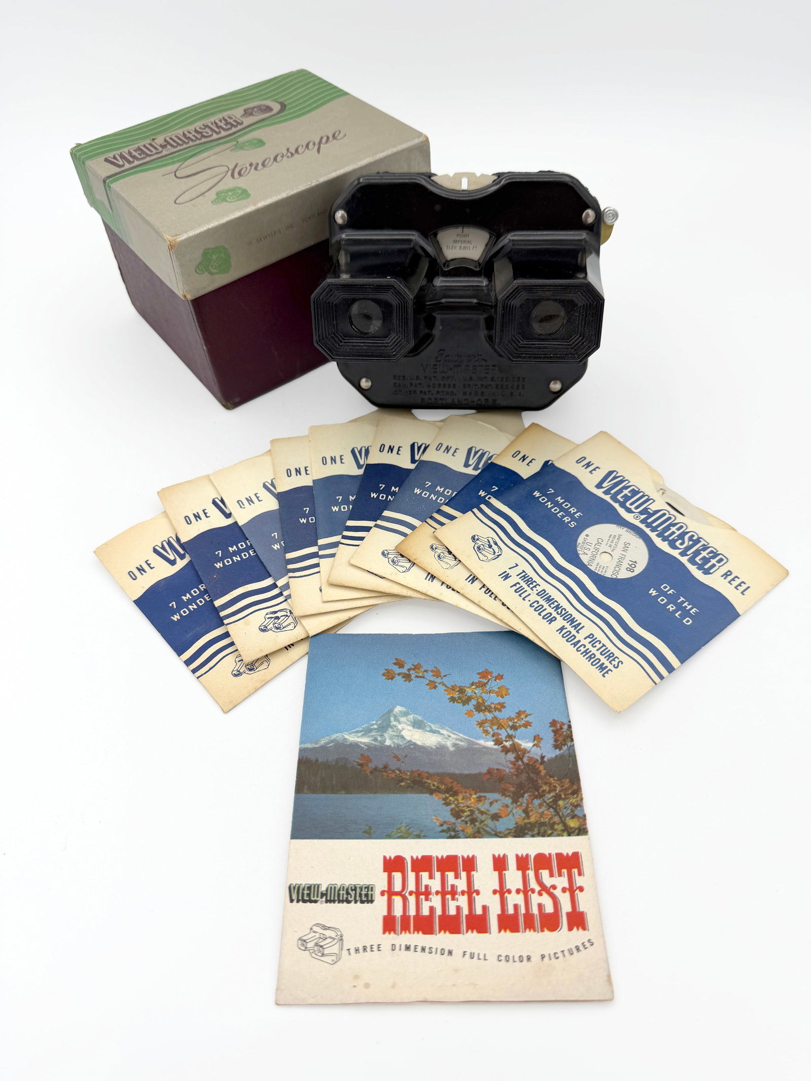 View-Master Stereoscope with 7 Reels: The Vintage Sawyer's View-Master is a classic piece of photographic history, manufactured in the United States between 1946-1956. It features a Bakelite construction with 7 stereoscopic reels showcasi