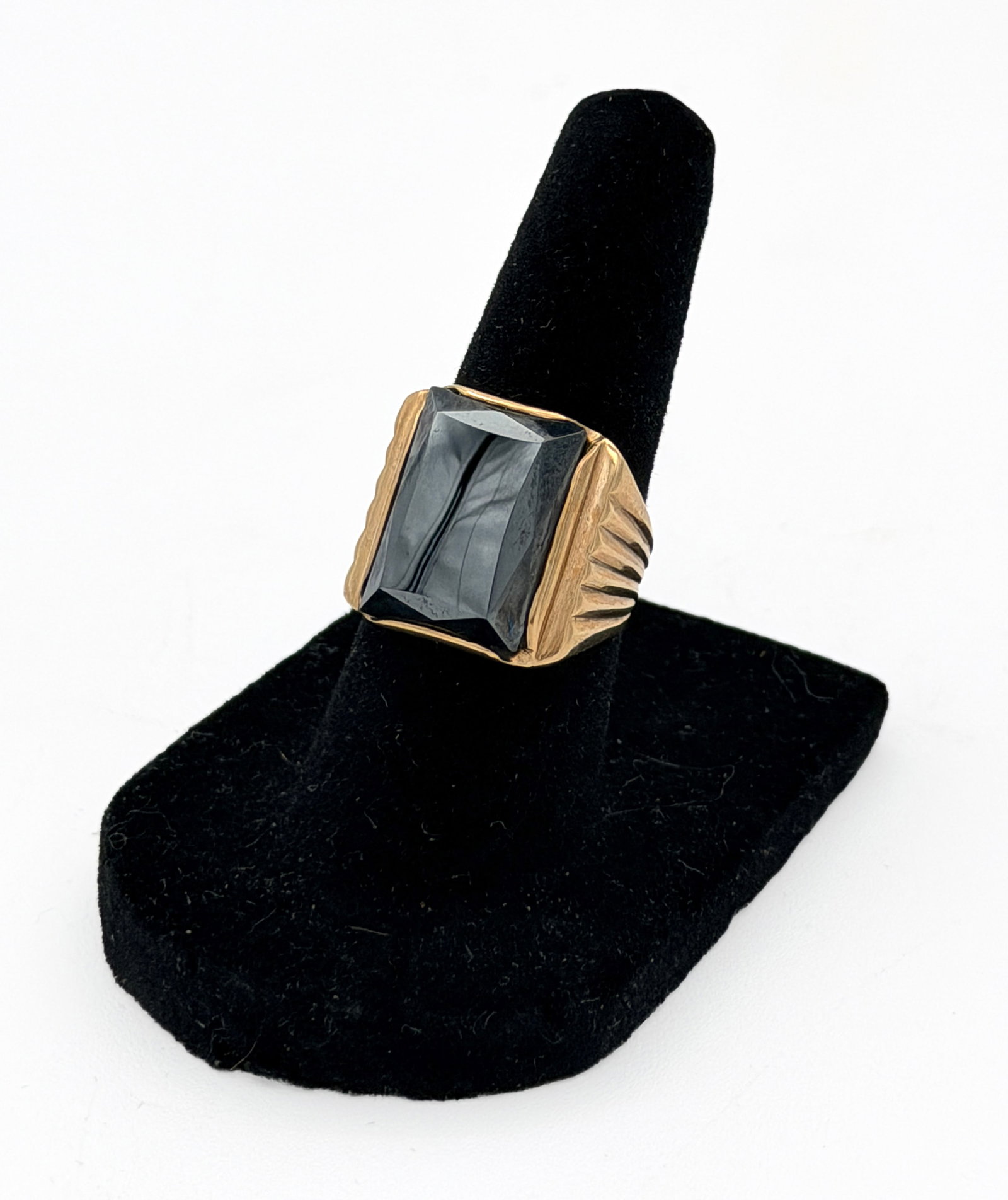 Vintage 10k gold Hematite signet ring s.5.75: This Vintage Hematite Signet Ring made of 10k Yellow Gold, weighing 7 grams, and size 5.75. The main stone is a natural Black Hematite emerald cut, set in a rectangular shape. Stone is approx 17mm x 1