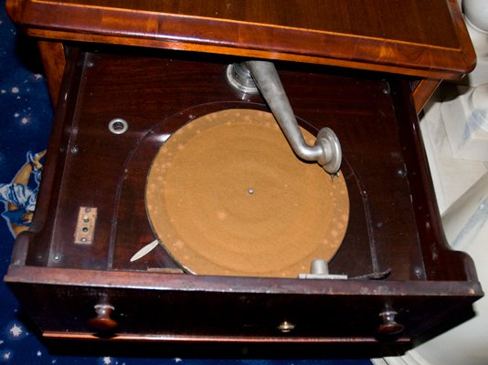 Columbia Regent Junior phonograph - 2
