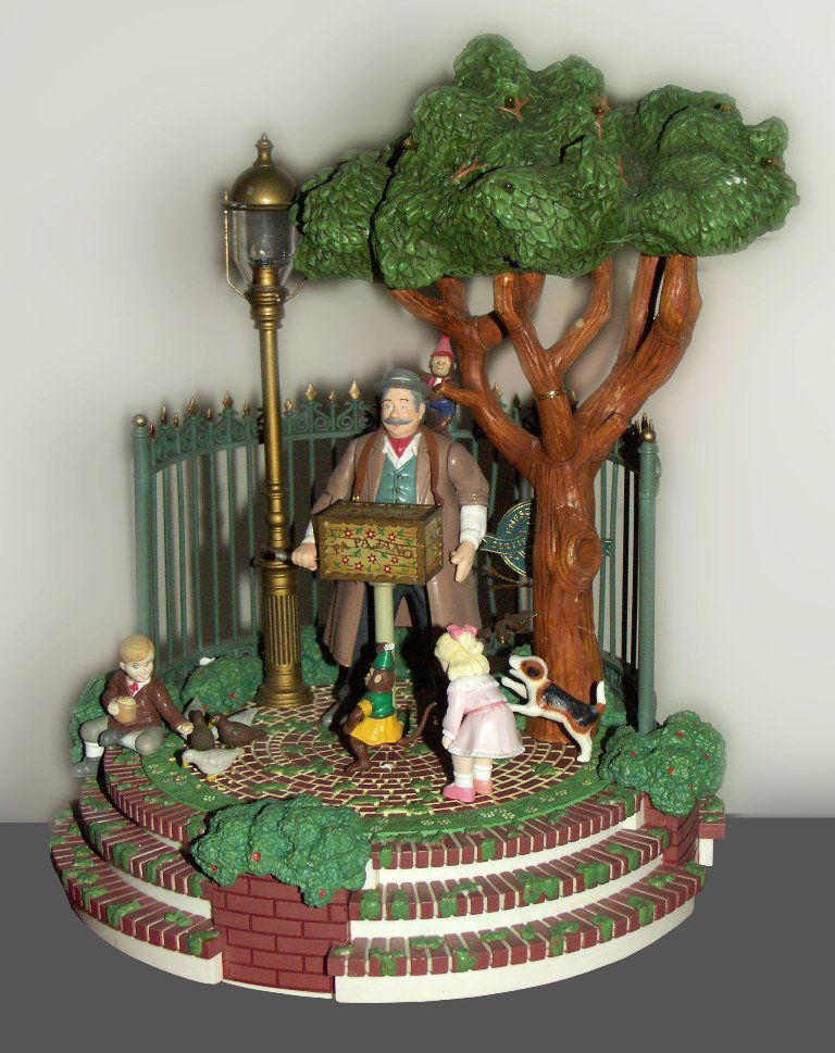 004: Enesco Musical «Monkey Organ Grinder»: An Enesco Musical «Monkey Organ Grinder». Built between 1985 and 1995. Today these toys are very famous. Dimensions: 11in high. With original box. Enesco Musical «Drehorgelspieler». Hergestellt zw