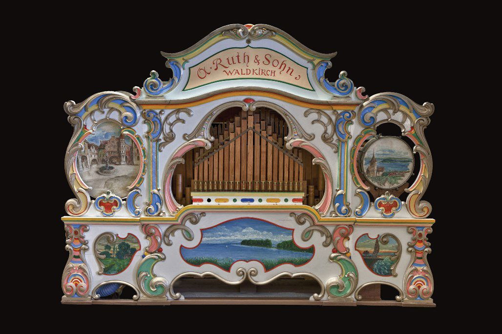 013: Ruth Fairground Organ: Ruth Fairground Organ. Very nice Style 33 fairground organ with 52 keys. Ruth was one of the leading manufacturer of fairground organs of its time. Over 160 pipes and percussion (bass drum, snare drum