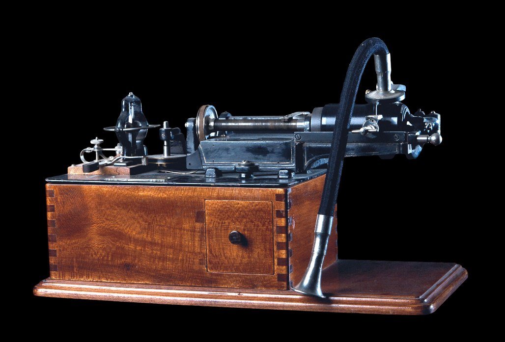 060: Edison Phonograph: Edison Phonograph. Very interessting Edison Phonograph. This specific model has an electro-motor and a seperate battery. Wtih 3 cylinders. Museum's quality. 54 x 26 x 33cm. Edison National Phonograph,