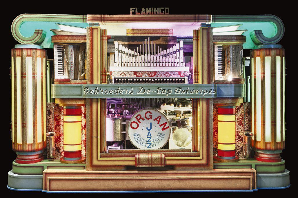068: DECAP Dance Organ «Flamingo»: DECAP Dance Organ «Flamingo». One of the few surviving 105 key DECAP dance organs. Started life as Mortier organ and was converted with big efforts end of the fifties to play 105 key DECAP music. DE
