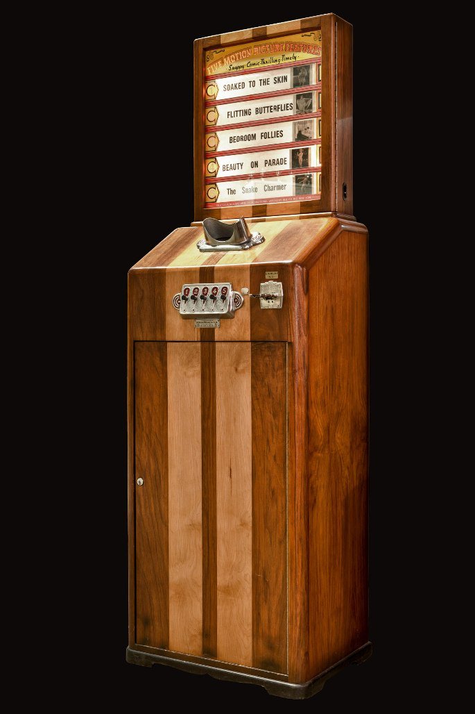 Selecto Mutoscope: Selecto Mutoscope. Early amusement machine with 5 different film reels. Hundreds of pictures are mounted on a round middle piece and give a reel of flickering pictures, which creates the impression of