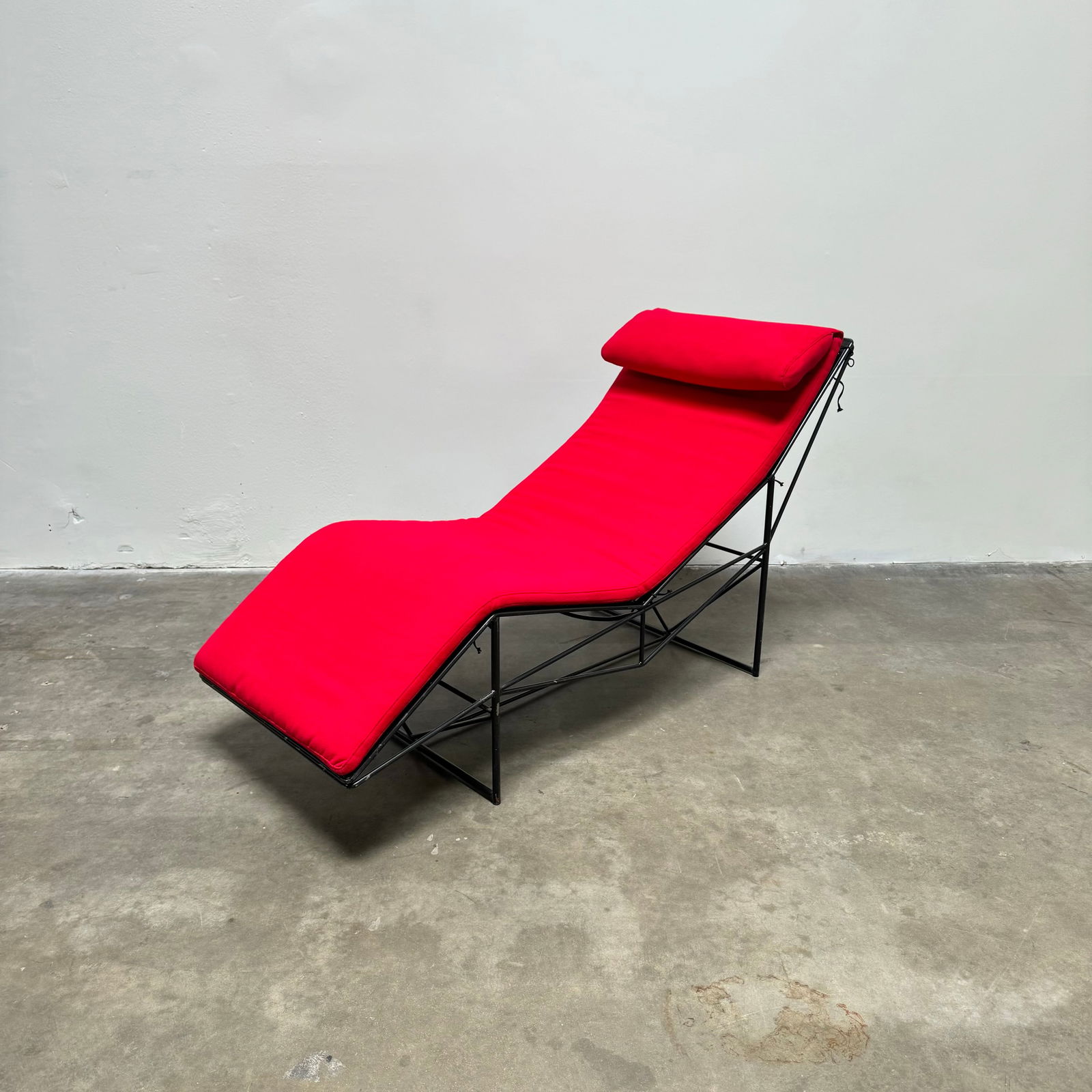 Paolo Passerini Chaise Lounge for Uvet Dimensione, Italy 1980s: Modernist chaise lounge designed by Paolo Passerini. Height: 31.5" Width: 23.6" Depth: 59"