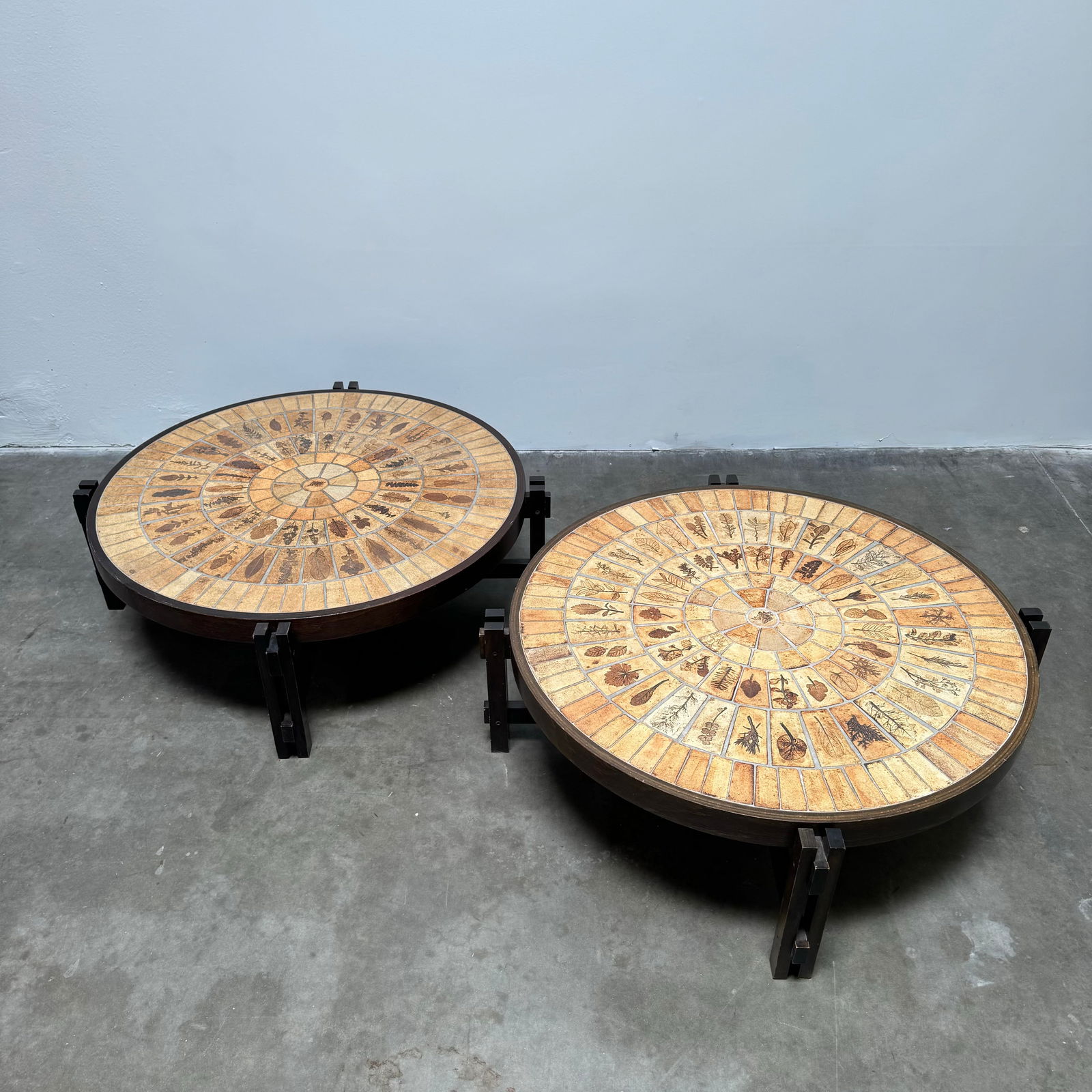 Pair of Round Roger Capron Coffee Tables with Garrigue Tiles, Vallauris, France 1960s (1 of 14)