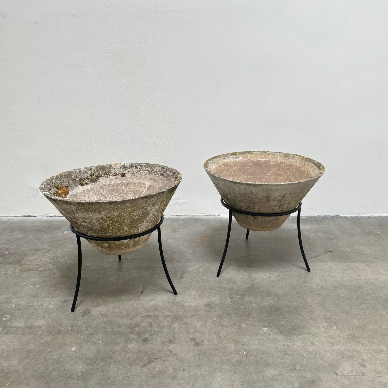 Pair of Willy Guhl Cone Planters with newly fabricated Iron Stands, Switzerland 1970s (1 of 8)