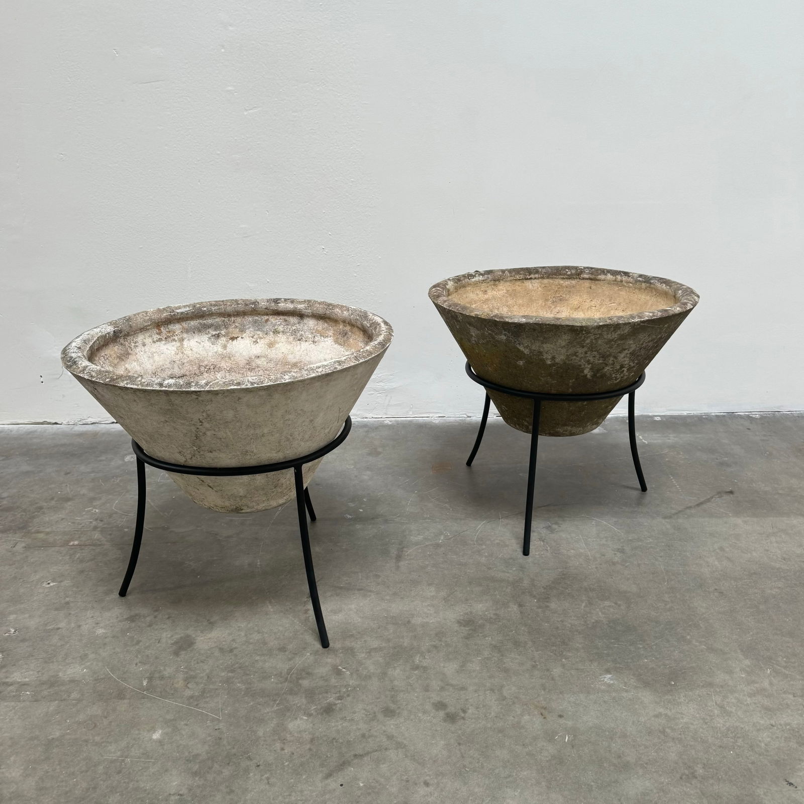 Pair of Willy Guhl Cone Planters with newly fabricated Iron Stands, Switzerland 1970s (1 of 8)