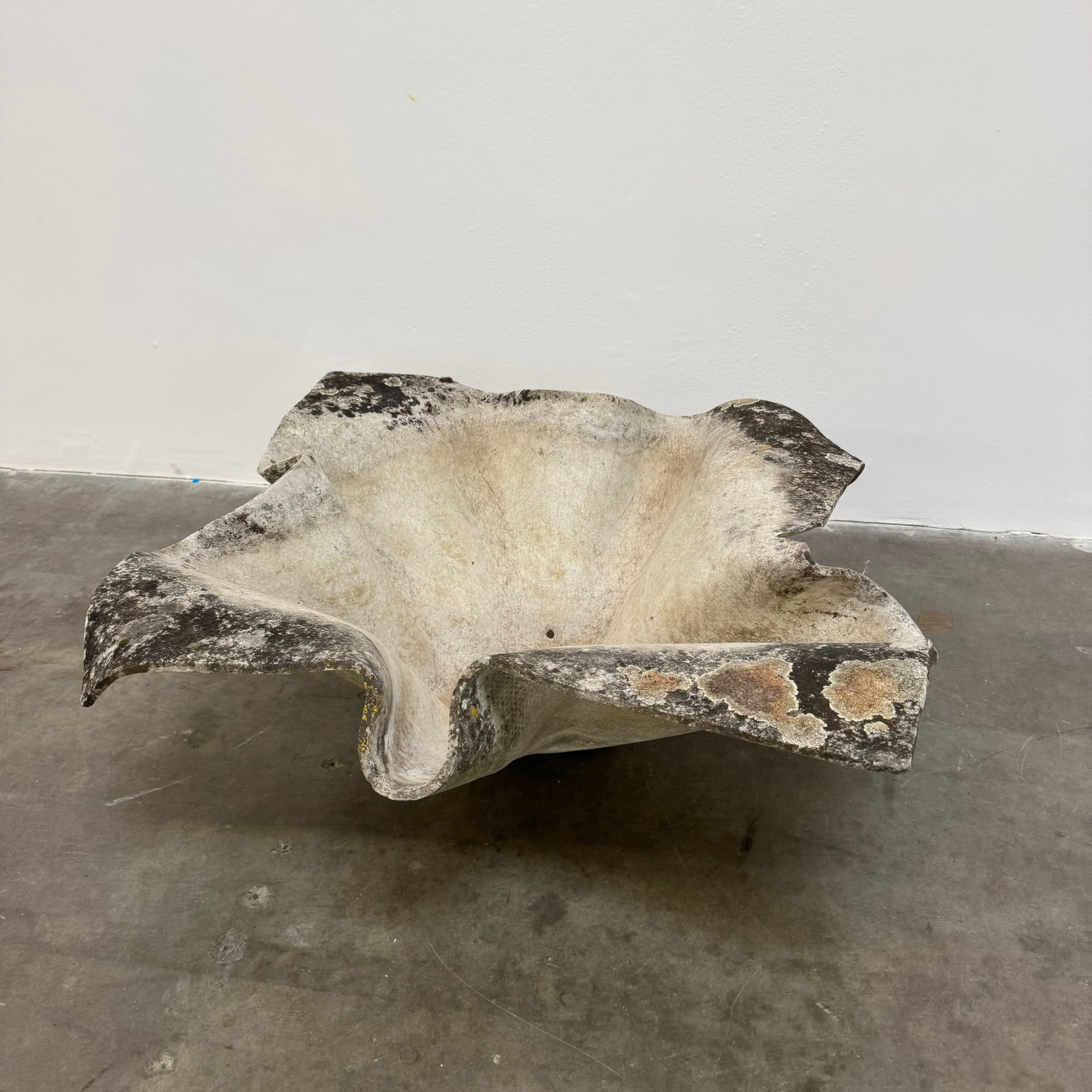 Single Willy Guhl Elefantenohr Planter, Switzerland 1960s: Elefantenohr' (Elephant's Ear) planter, also known as a Handkerchief planter, by Willy Guhl for Eternit, Switzerland circa 1960. Factory-drilled drainage holes. Wonderful patina. Height: 11.5" Width: 