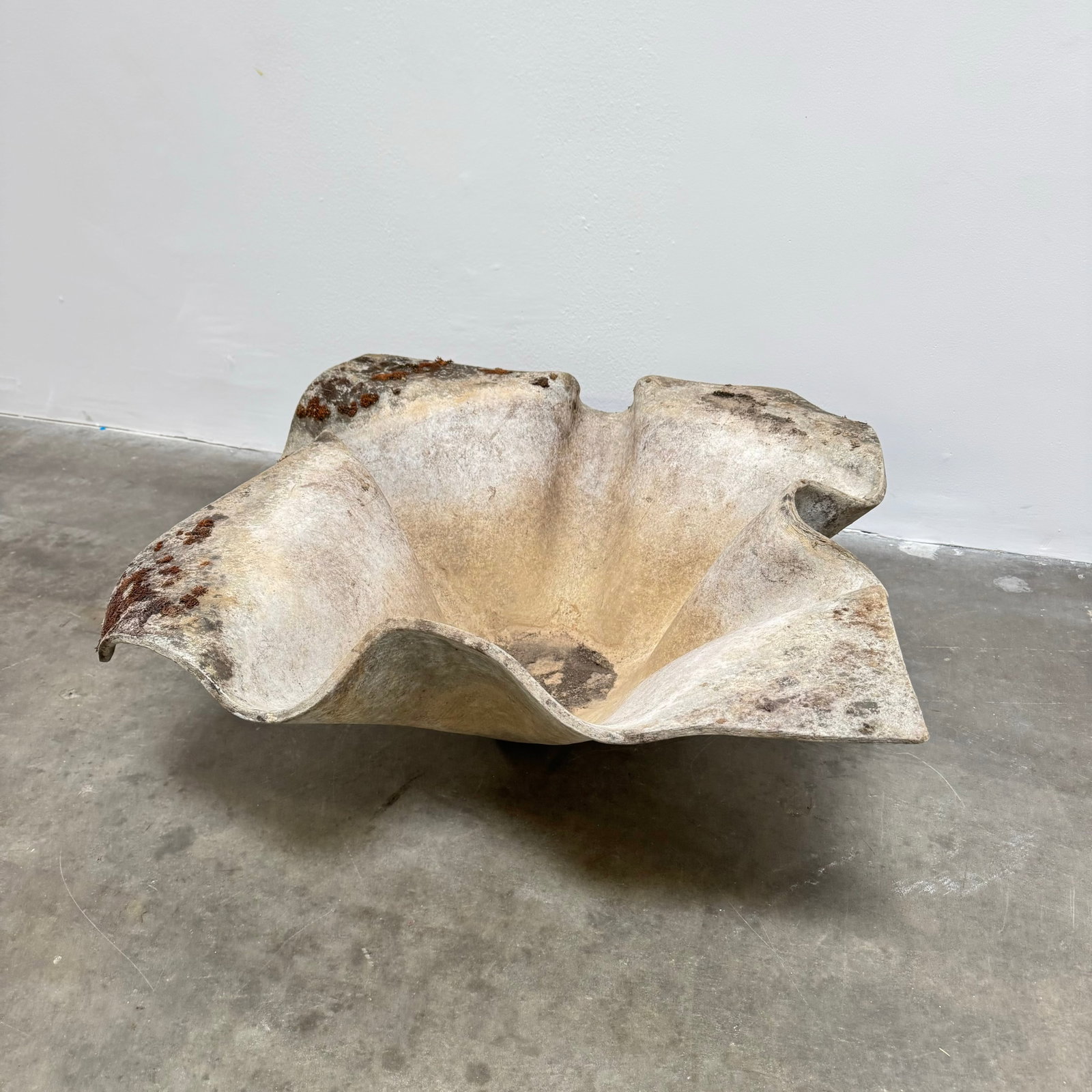 Willy Guhl Elefantenohr Planter, Switzerland 1960s: Elefantenohr' (Elephant's Ear) planter, also known as a handkerchief planter, by Willy Guhl for Eternit, Switzerland circa 1960. Factory-drilled drainage holes. Wonderful patina. Height: 11.5" Width: 