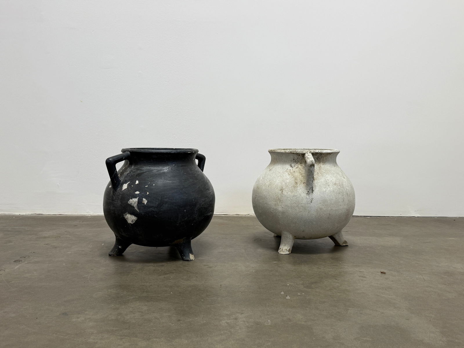 Willy Guhl Black Marmite Cauldron Planter (1 of 6)