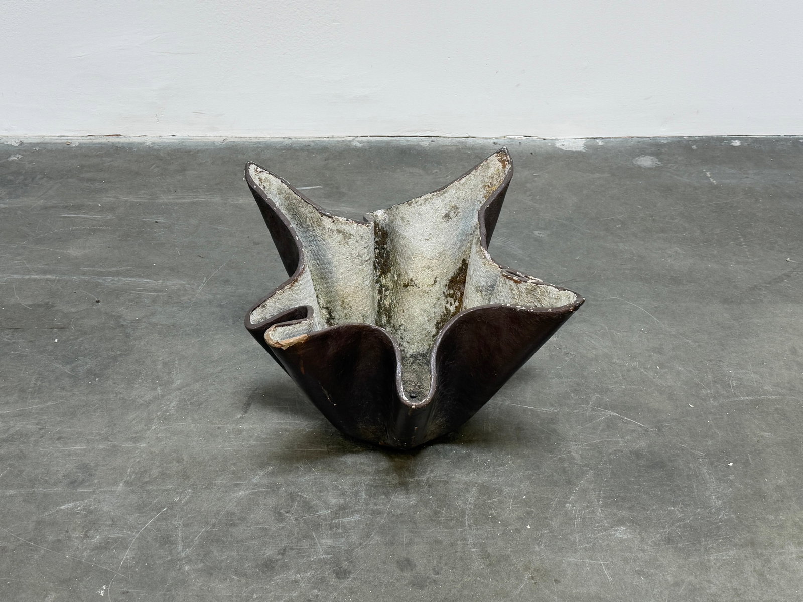 Small Tulip Planter by Willy Guhl: This rare small Willy Guhl Tulip planter in a faded brown finish showcases organic curves and a striking design. The sculptural forms, combined with her aged patina, create a unique visual appeal for 