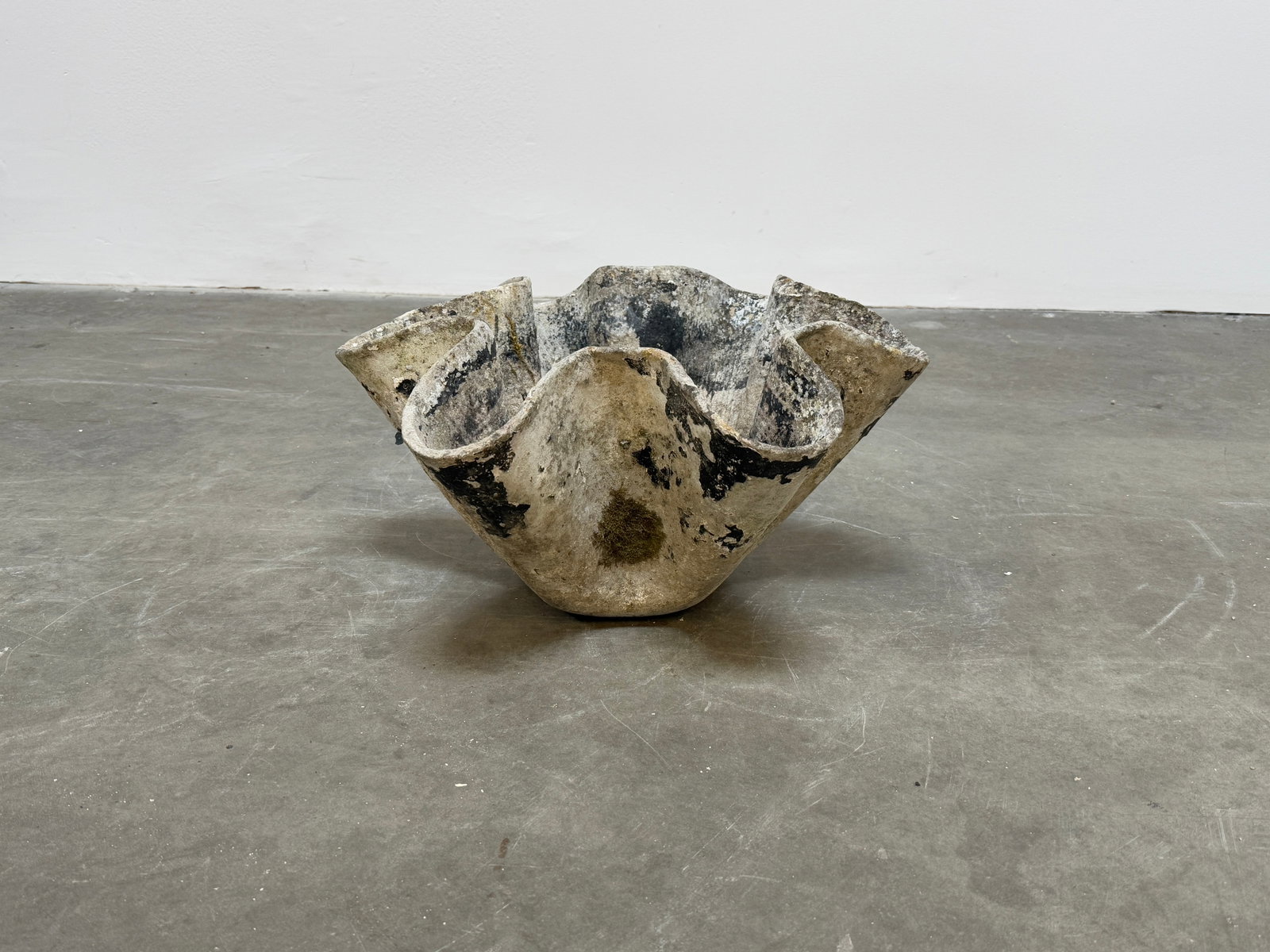 Small Clamshell Planter by Willy Guhl: A stunning small clamshell planter by Willy Guhl, crafted in fiber cement. Her sculptural, organic form and aged patina make it perfect for a statement garden or interior. Height: 11 in. Width: 21 in.