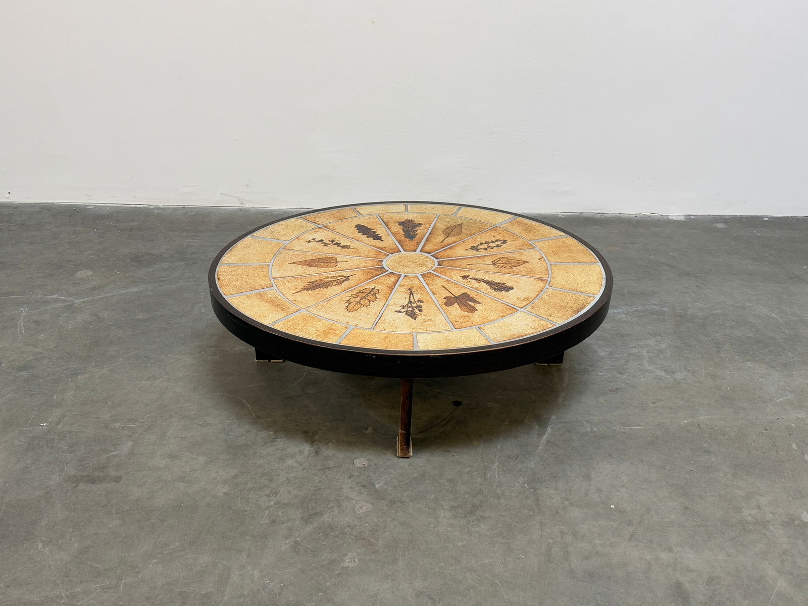 Garrigues Oval Coffee Table by Roger Capron: An exceptional Garrigues coffee table by Roger Capron, featuring a beautiful tiled top with signature earthy tones. A timeless piece of French ceramic artistry. Height: 12 in. Width: 41 in. Depth: 36