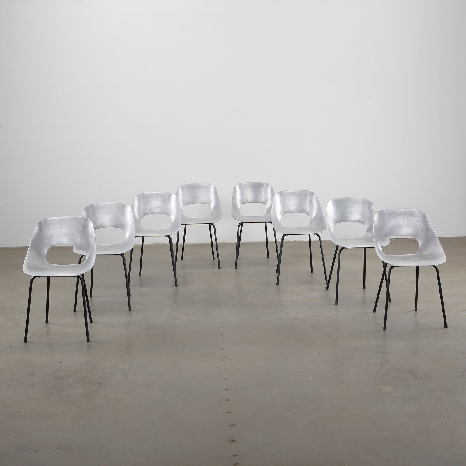 Set of 8 Pierre Guariche Tulip Aluminum Chairs, 1950s (1 of 16)