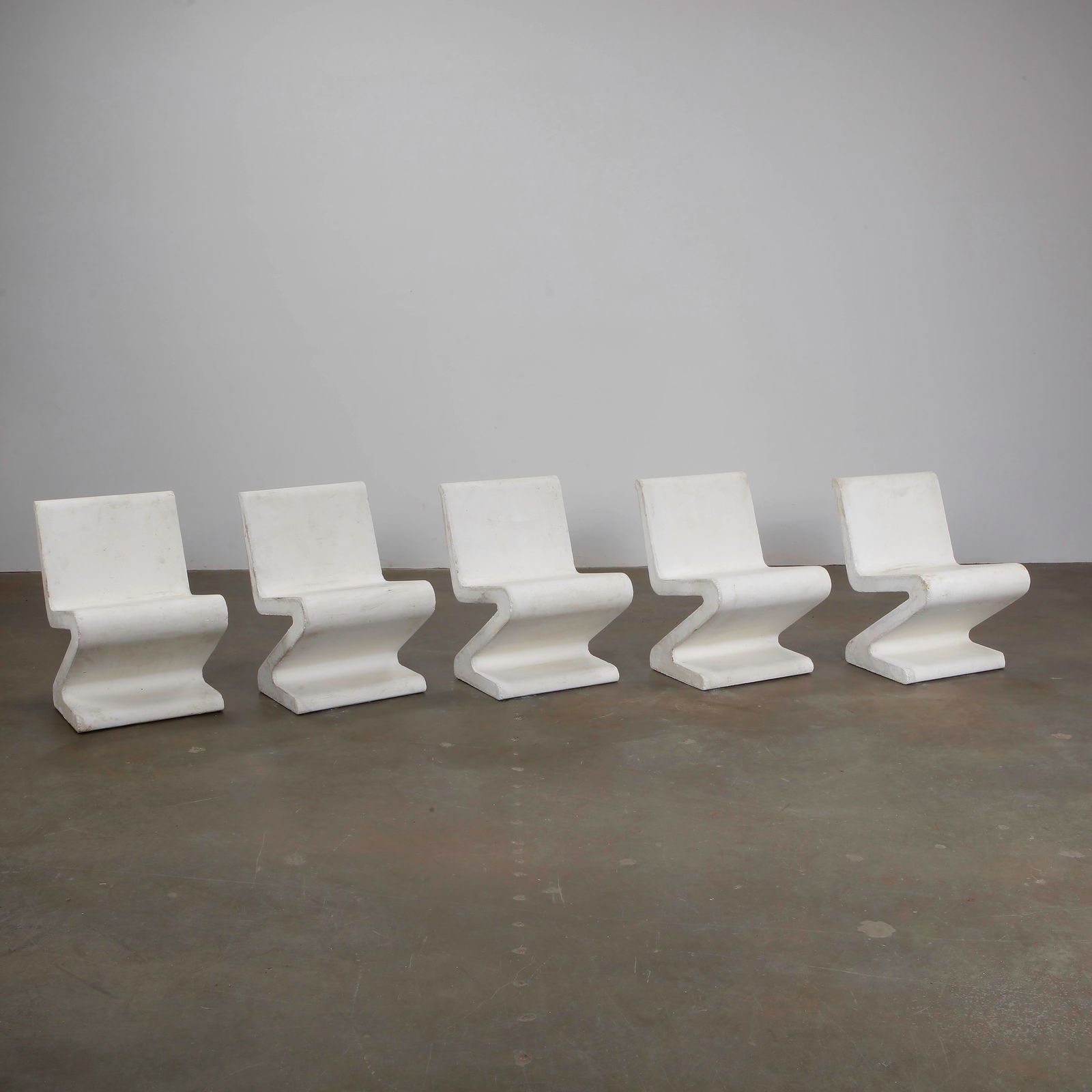 Set of Five White Zig Zag Concrete Chairs, 1960s (1 of 13)