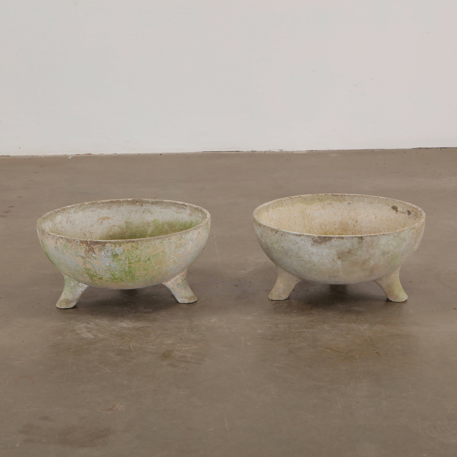 Pair of Small Willy Guhl Cauldron Planters, 1960s: A sculptural pair of cauldron-shaped planters by Swiss designer Willy Guhl for Eternit, 1960s. Resting on three feet, their compact form and beautifully weathered patina offer both charm and architect