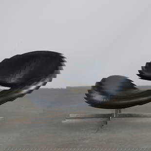 Roberto TAPINASSI & Maurizio MANZONI, Nuage Lounge Chair for Roche Bobois, 2000s: Sculptural circular lounge chair in black leather called Nuage. Designed for Roche Bobois by Roberto TAPINASSI & Maurizio MANZONI, 2000s. Height: 26.5 in. Width: 35.5 in. Depth: 28 in. Seat Height: 13