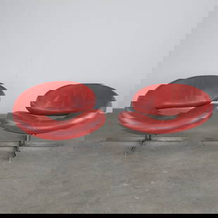 Roberto TAPINASSI & Maurizio MANZONI, Pair of Red Nuage Lounge Chairs for Roche Bobois, 2000s: Pair of Sculptural circular lounge chairs in red leather called Nuage. Designed for Roche Bobois by Roberto TAPINASSI & Maurizio MANZONI, 2000s. Height: 26.5 in. Width: 35.5 in. Depth: 28 in. Seat Hei