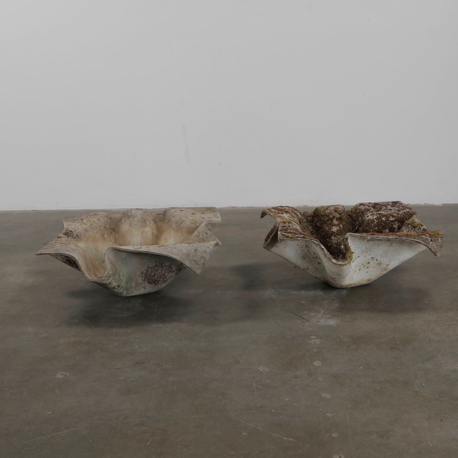 Willy Guhl, Pair of Large Elephant Ear Planters, 1960s (1 of 10)