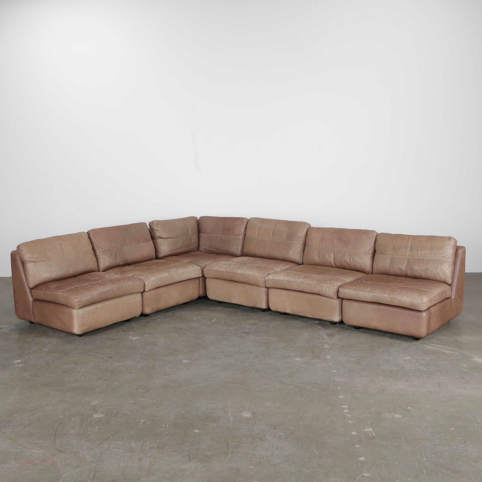De Sede, Modular Leather Sofa, 1970: Vintage leather corner sofa, iconic 1970s design, specifically a model called a corner sofa. This modular, flexible set adapts perfectly to different configurations according to your needs: angled, li