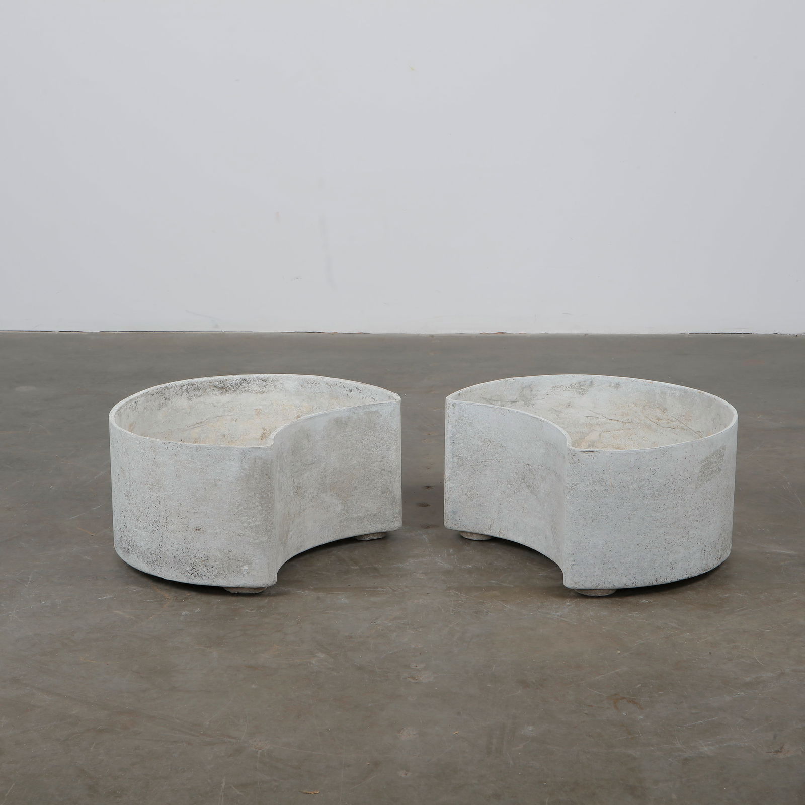 Willy Guhl, Pair of Half-Moon Planters, 1960s (1 of 12)