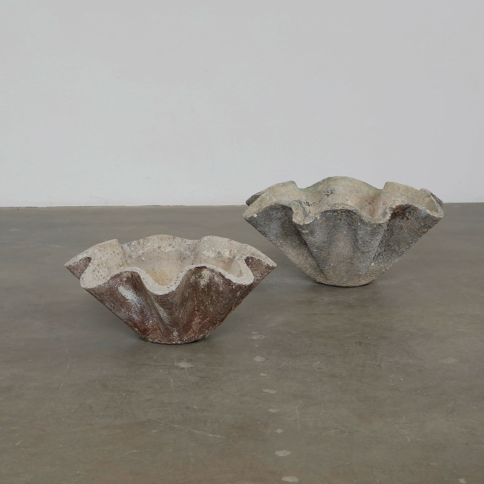 Willy Guhl, Pair of Thick Clamshell Planters, 1960s (1 of 11)