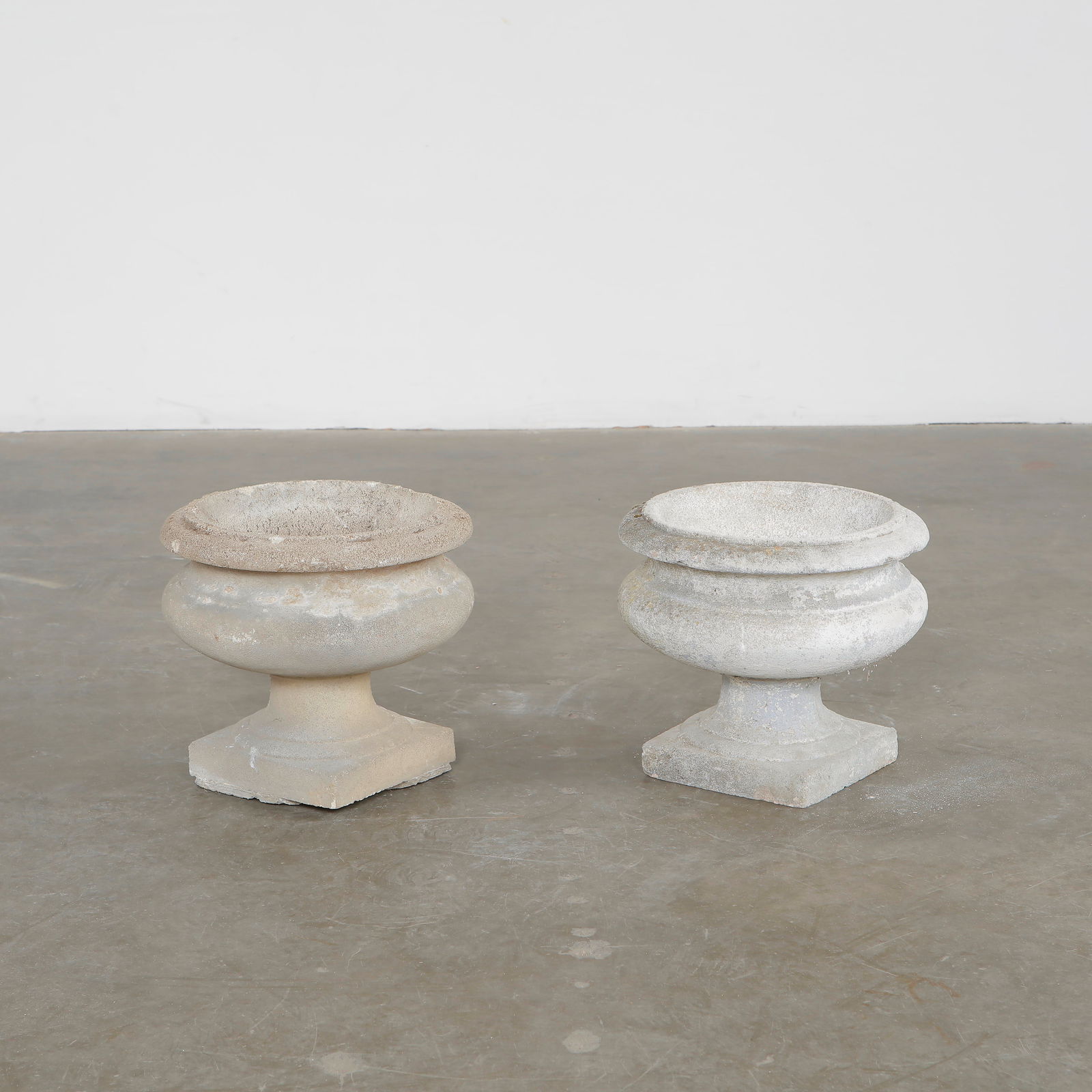 Pair of Antique Stone Medici Planters, 1900s (1 of 10)