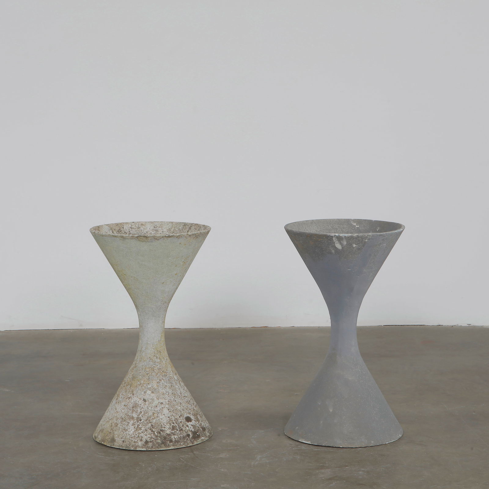 Willy Guhl, Pair of Small Diabolo Planters, 1960s (1 of 8)
