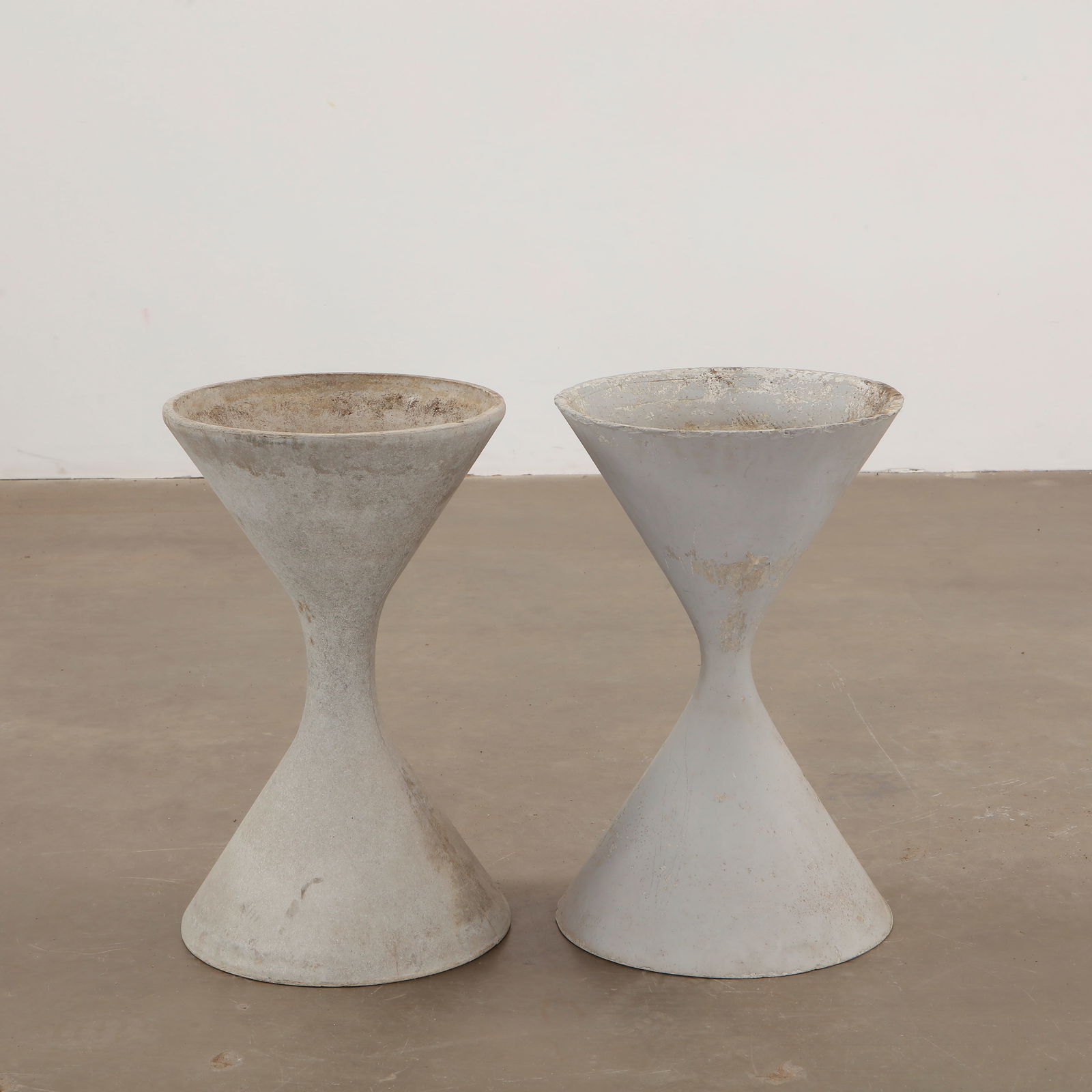 Willy Guhl, Pair of Small Blue and White Diabolo Planters, 1960s (1 of 9)