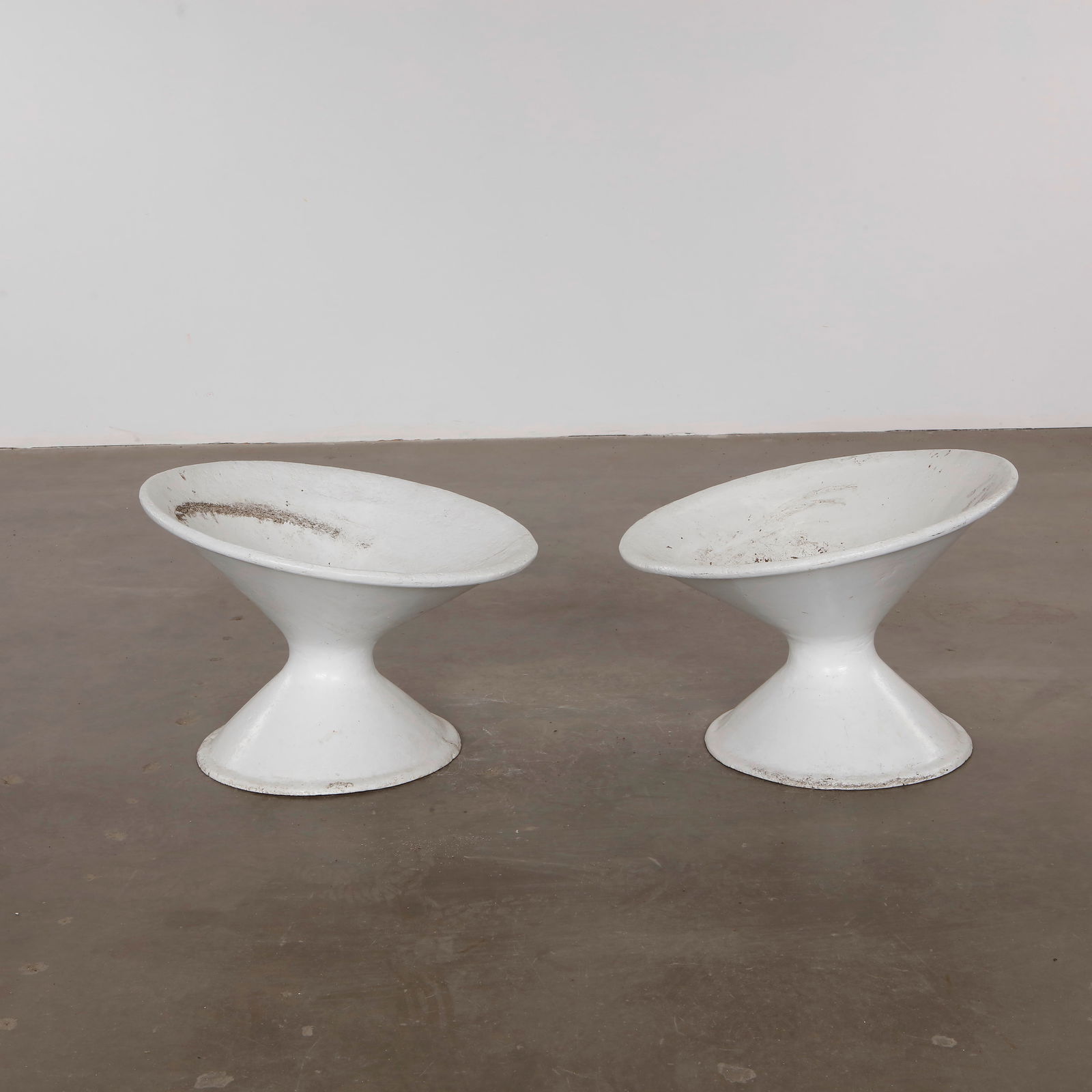 Willy Guhl , Pair of Tall Bright White Off Kilter Planters, 1960s (1 of 5)