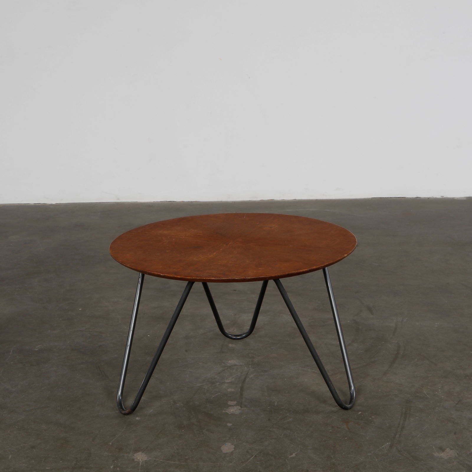 Jacques Hitier, Coffee Table NO.34 for Tubauto, France, 1950s: Industrial-style coffee table with bent tubular metal legs and a Oak top. A rare piece by Jacques Hitier, reflecting French modernist design. Height: 17.2 in. Diameter: 27.5 in.