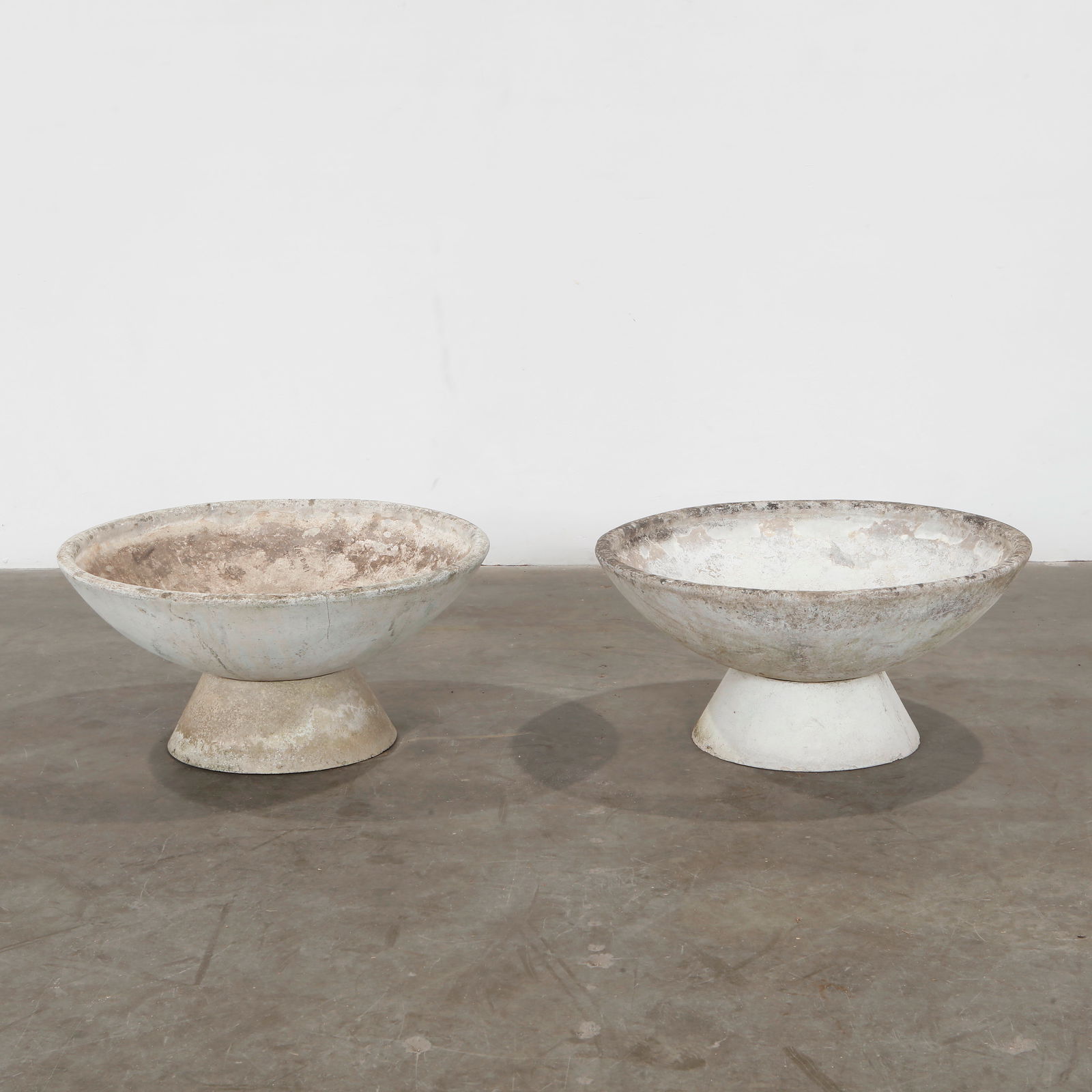 Willy Guhl, Pair of Round Planters on Stands, 1960s (1 of 7)