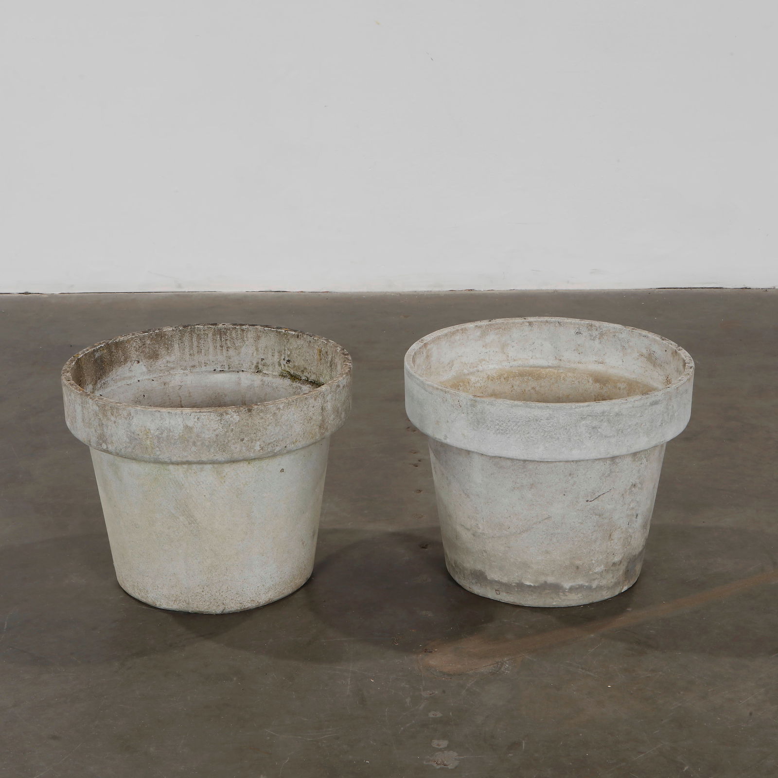 Willy Guhl, Pair of Medium Round Planters, 1960s (1 of 10)