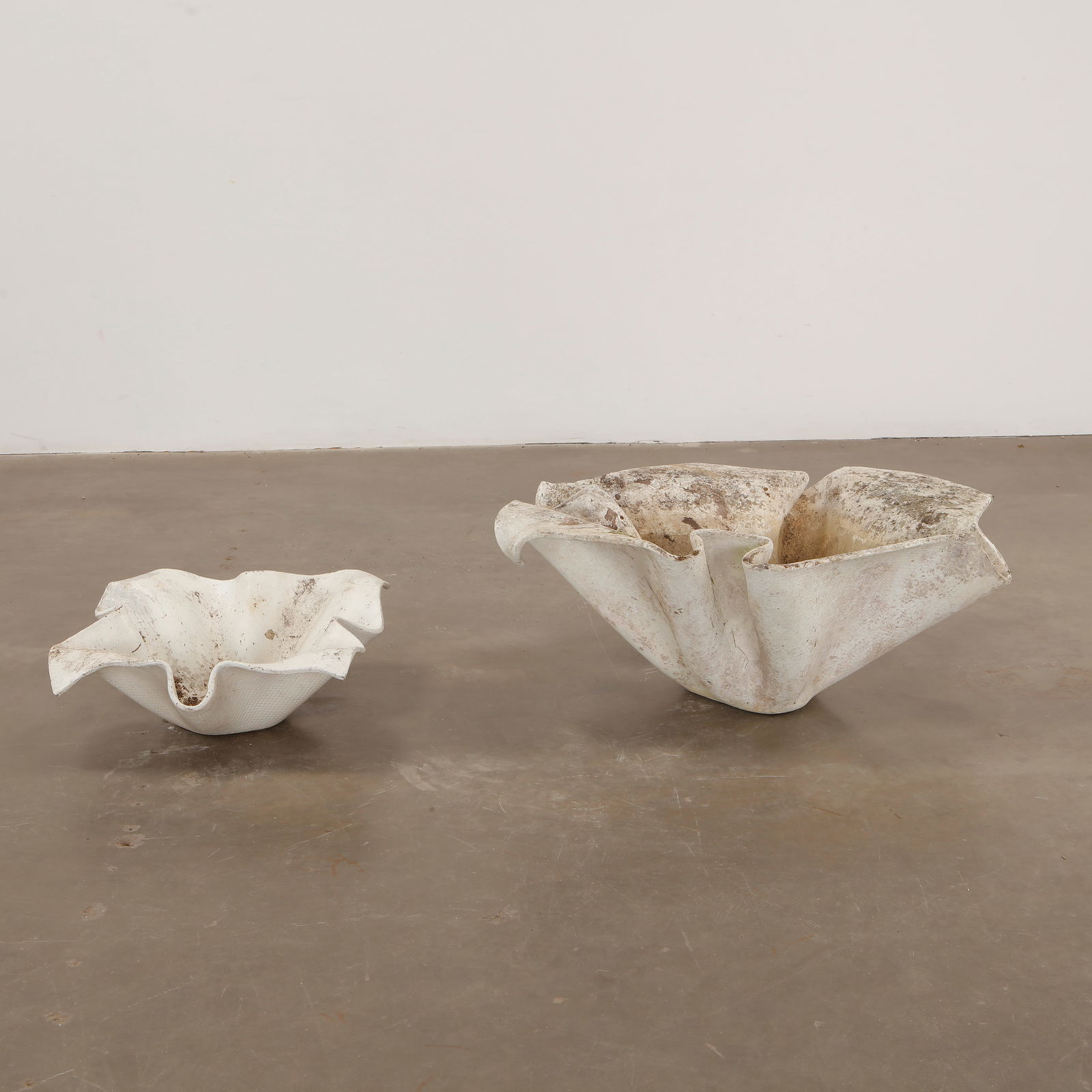 Willy Guhl, Pair of Small and Large White Elephant Ear Planters, 1960s (1 of 10)