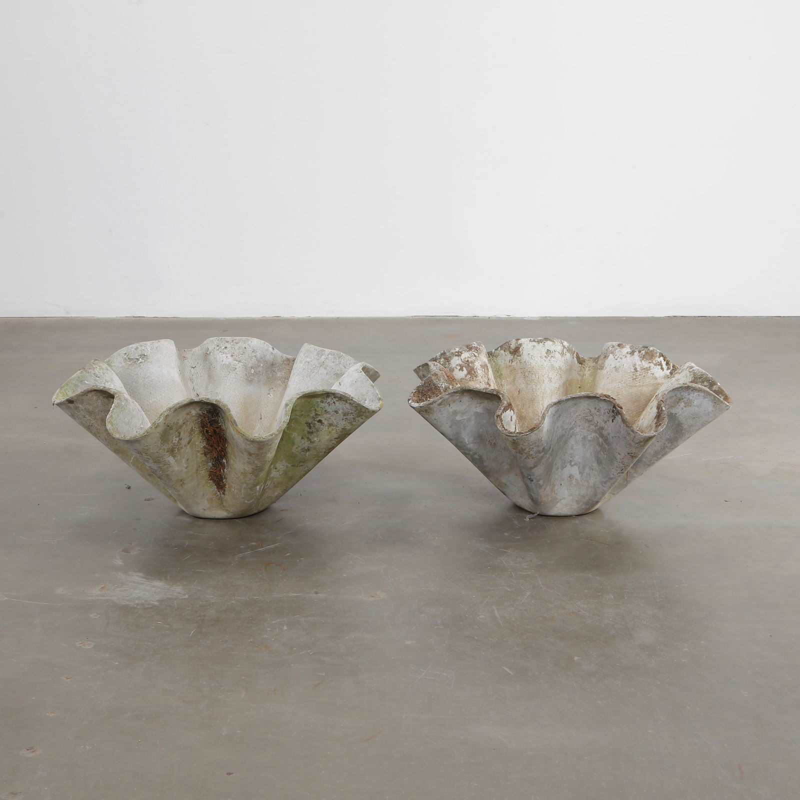 Willy Guhl, Pair of Large Clamshell Planters, 1960s (1 of 9)
