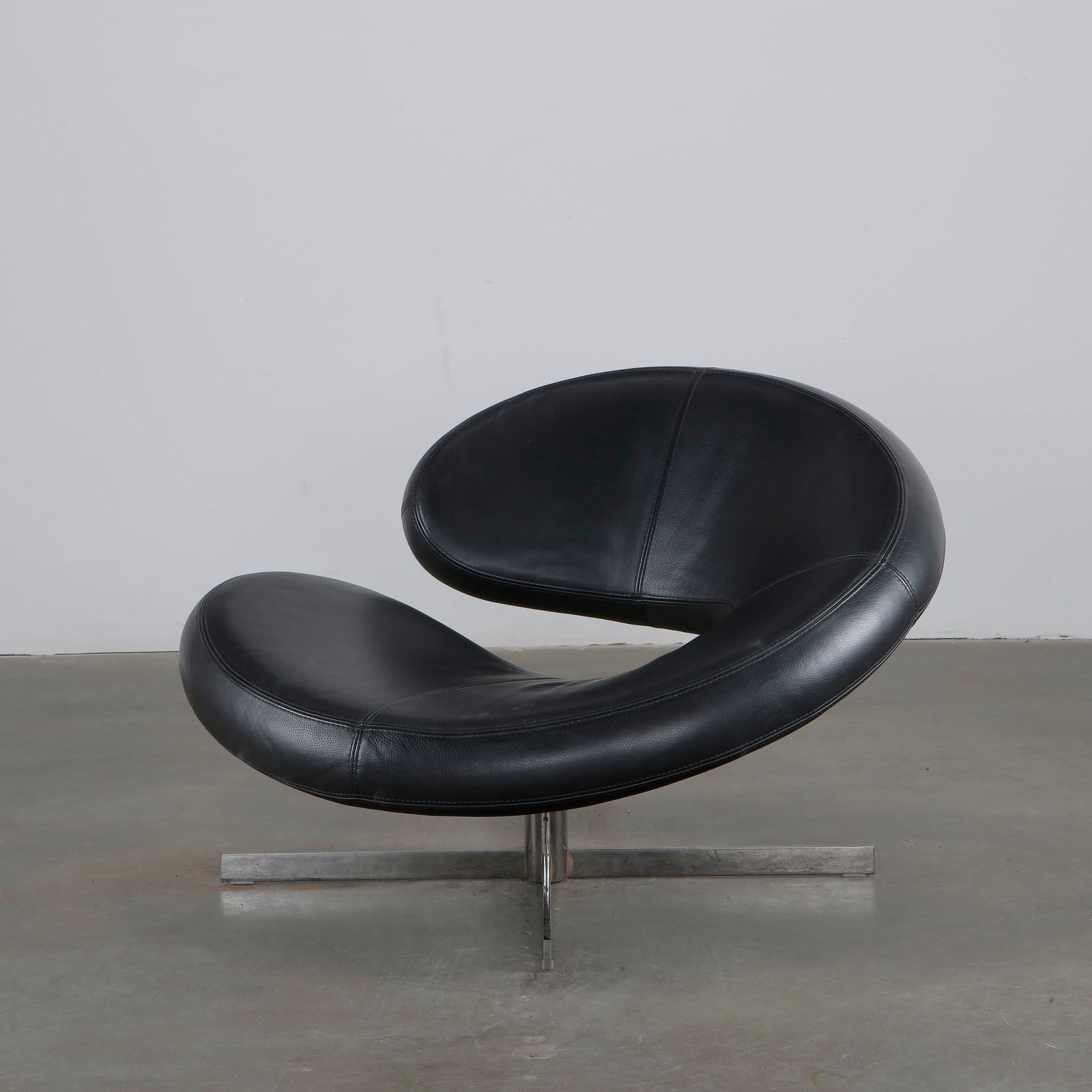 Roberto TAPINASSI & Maurizio MANZONI, Nuage Lounge Chair for Roche Bobois, 2000s: Sculptural circular lounge chair in black leather called Nuage. Designed for Roche Bobois by Roberto TAPINASSI & Maurizio MANZONI, 2000s. Height: 26.5 in. Width: 35.5 in. Depth: 28 in. Seat Height: 13
