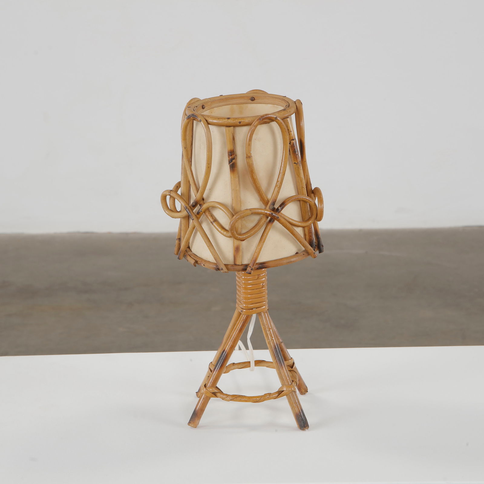 Louis Sognot, Desk Lamp, 1960s: Delicate bamboo and paper desk lamp by Louis Sognot. Its organic curves and warm tones evoke natural modernism typical of the 1960s. Height: 15 in. Diameter 5 in.