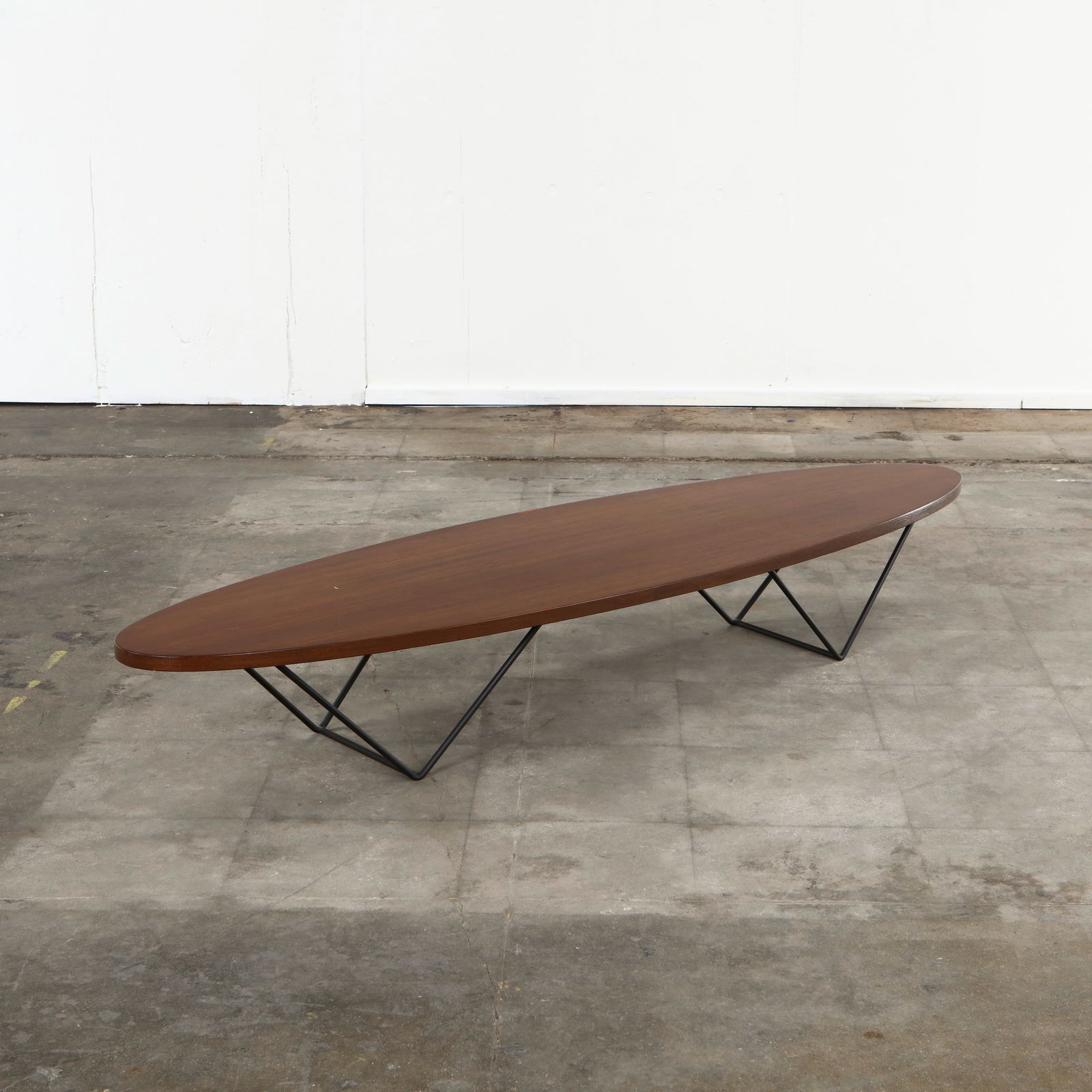 Augusto Bozzi, Coffee Table for Saporiti, 1960s: Striking mid-century Italian coffee table designed by Augusto Bozzi for Saporiti. Featuring a long, surfboard-shaped wooden top with elegant proportions, resting on geometric blackened metal bases. A