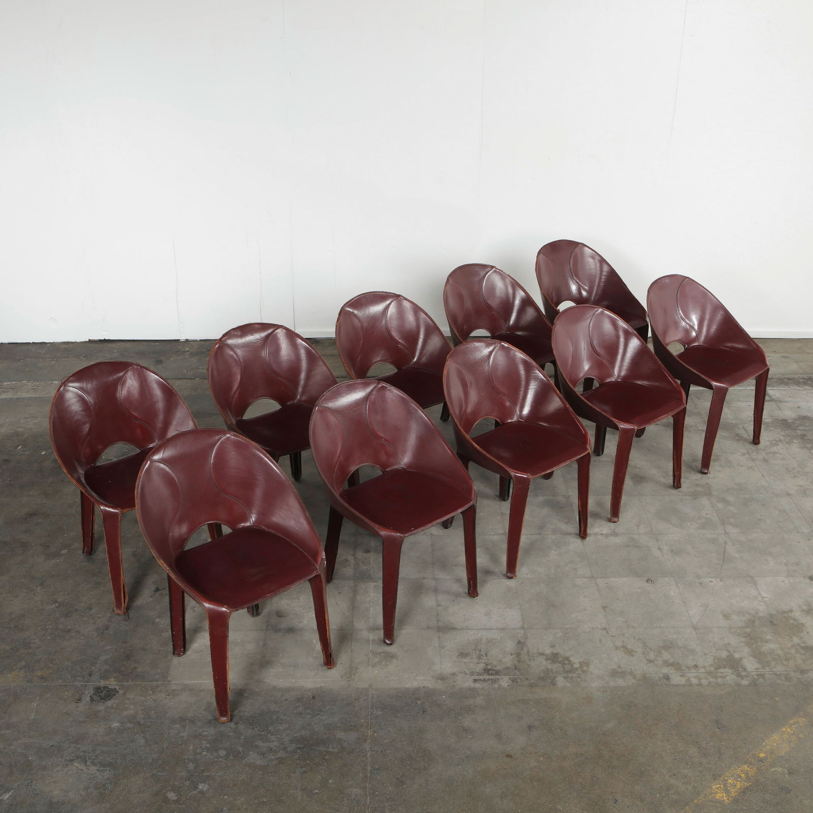 Mario Bellini for Cassina, Set of Ten Lira e Liuto Dining Chairs in Leather, 1980s: A complete set of ten sculptural dining chairs designed by Mario Bellini, fully wrapped in rich leather. The curved, organic lines highlight Bellini innovative approach to modern design. Height: 30.5