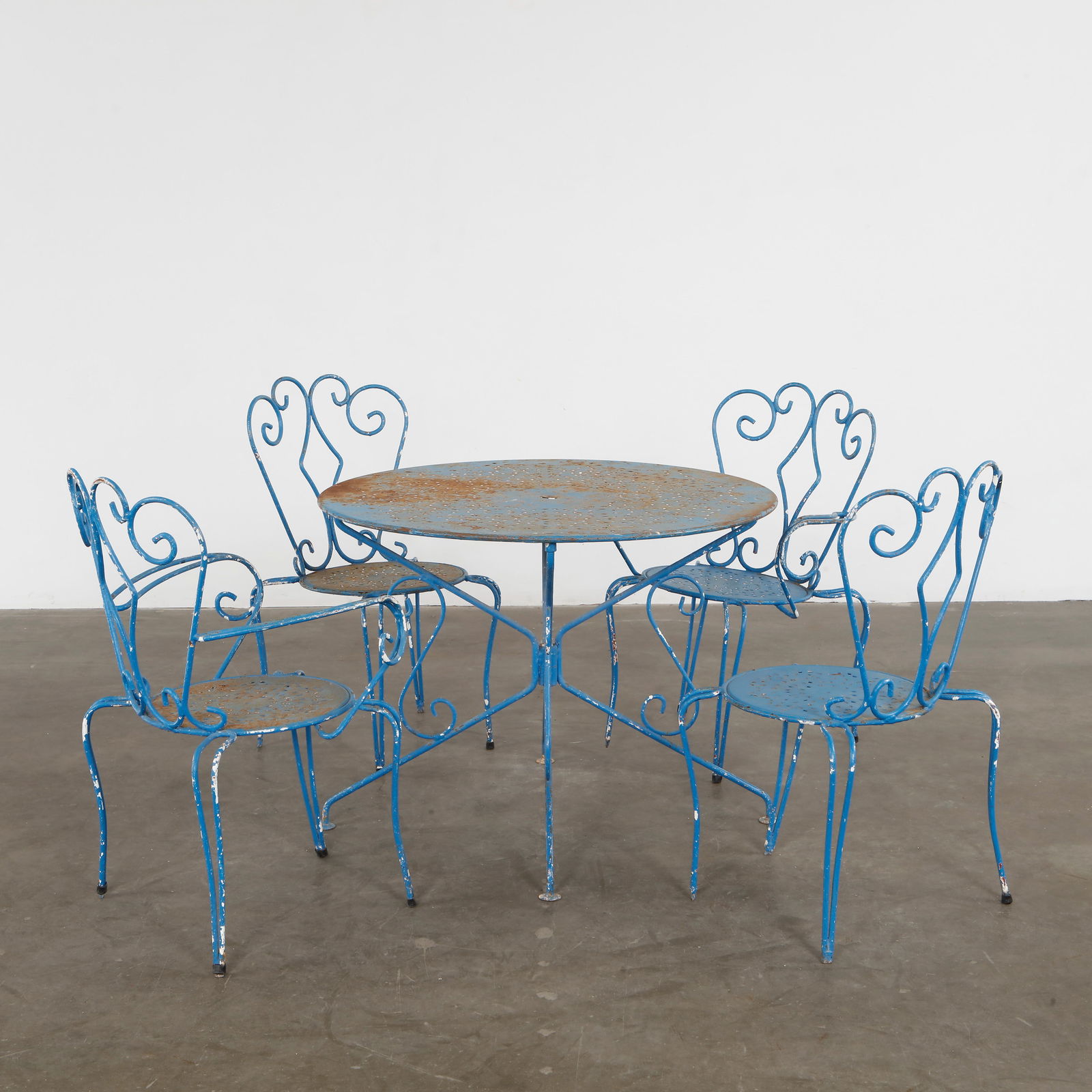Mathieu Mategot, Blue Outdoor Perforated Dining Set, 1960s: Five-piece set in blue metal mesh. Mategot joyful utility meets garden elegance. Chairs: Height: 35 in. Width: 15.6 in. Depth: 16 in. Seat Height: 17 in. Table: Height: 28.5 in. Width: 37.5 in. Depth: