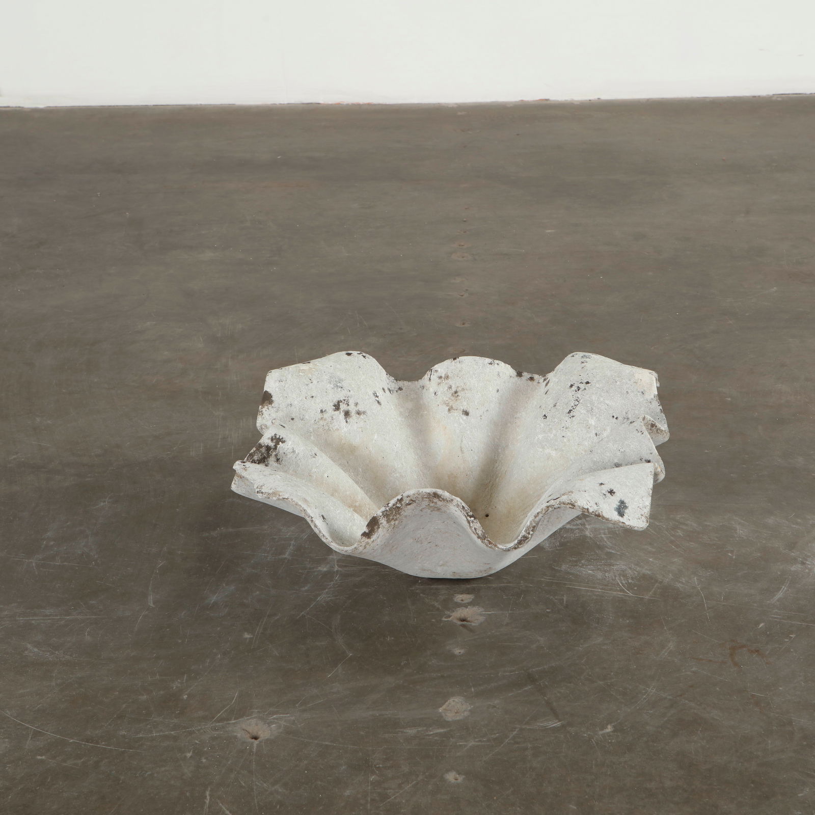 Willy Guhl, Elephant Ear Planter, 1960s: Small Elefantenohr Elephant Ear planter, also known as handkerchief planter, by Willy Guhl for Eternit, Switzerland circa 1960. Factory-drilled drainage holes. Wonderful patina. Width: 19 in. Length: