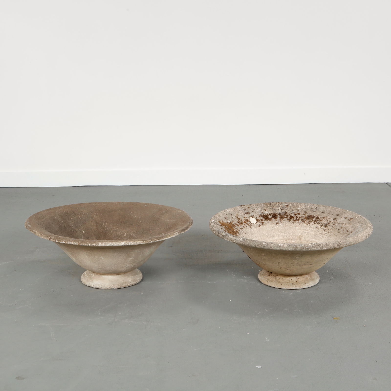 Grandon Fres, Pair of Round Cast Stone Stars Planters, 1960s: Rare pair of cast stone planters with faceted star-shaped profiles. Attributed to Grandon Fres, known for bold geometric garden forms. Sculptural planters combining strong graphic presence and aged