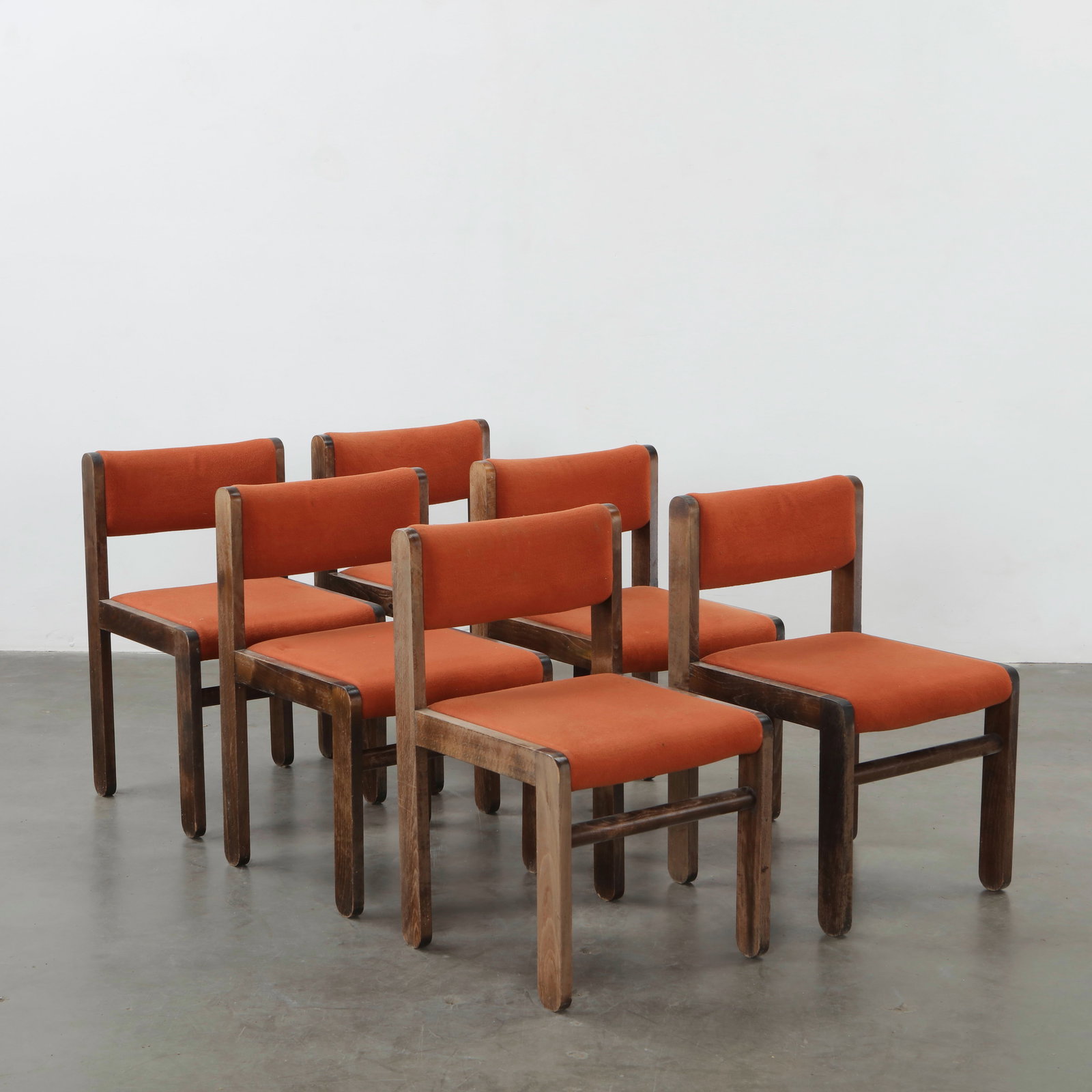 Set of Six Modernist Dining Chairs in Red Wool, 1970s: A bold set of six mid-century dining chairs featuring vibrant red wool upholstery and dark stained wood frames. Their clean lines and rich color lend sophistication to any modern interior. Height: 30
