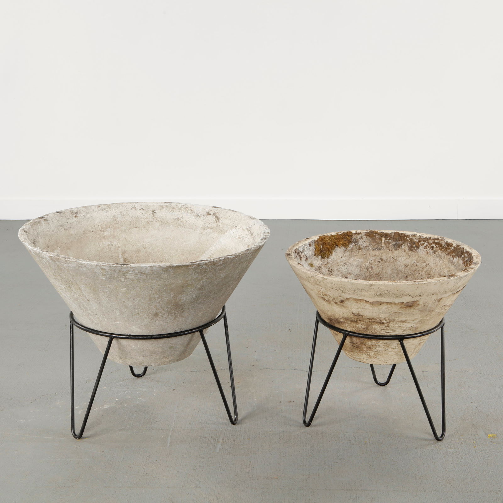 Willy Guhl, Pair of Large and Medium Conical Planters on Stands, 1960s (1 of 15)