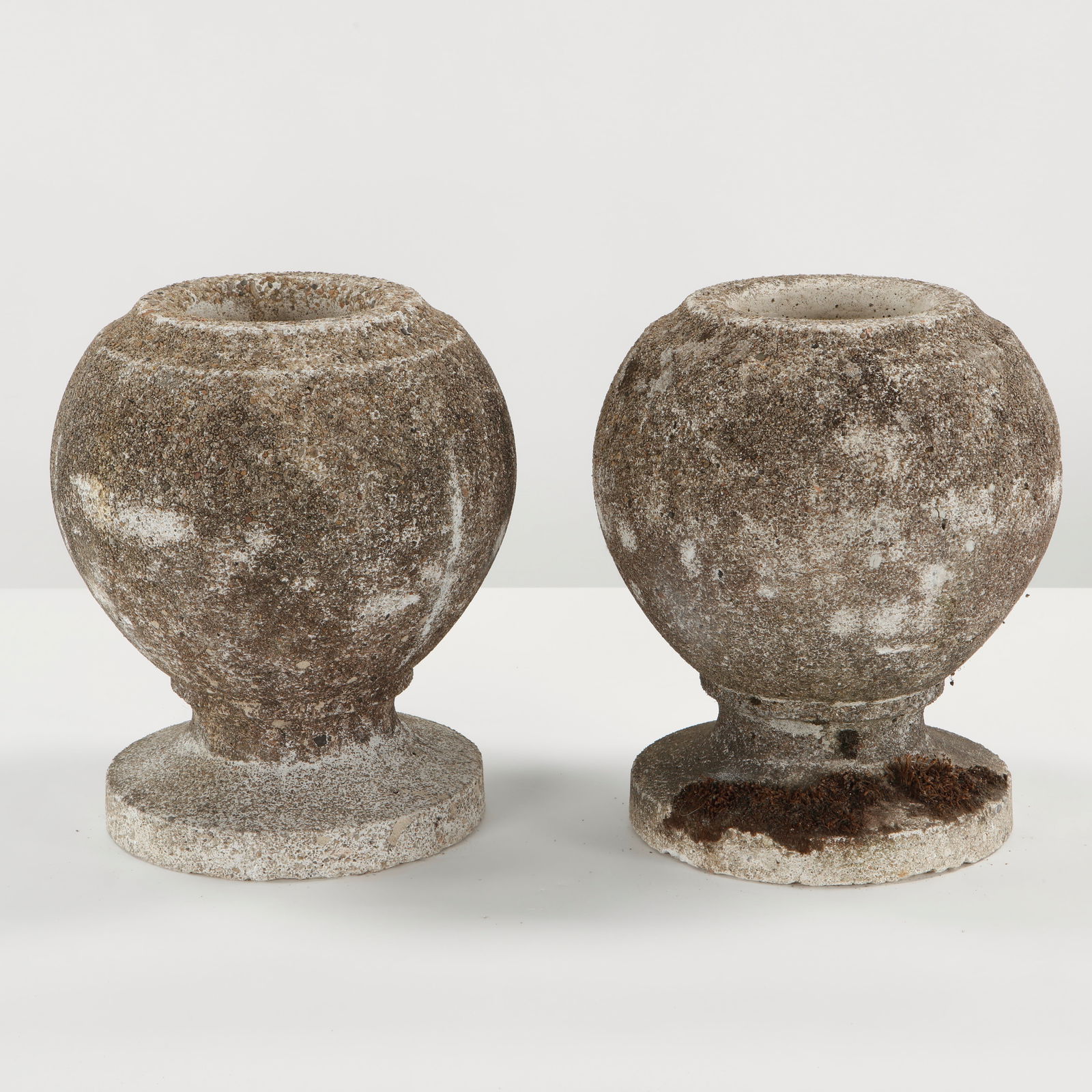 Pair of Architectural Round Cast Stone Planters, 1960s (1 of 10)