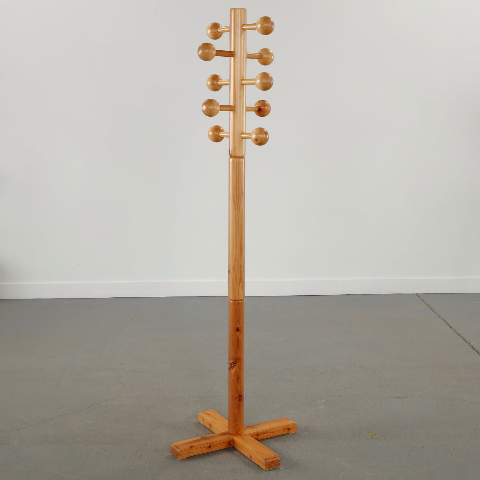 Charlotte Perriand for Les Arcs 1600, Coat Rack, 1960s: Inspired by the human form, this sculptural coat hanger recalls the sensibility of Charlotte Perriand, circa 1950s. The upright pinewood post is crowned with rounded ball hooks, forming a rhythmic, al